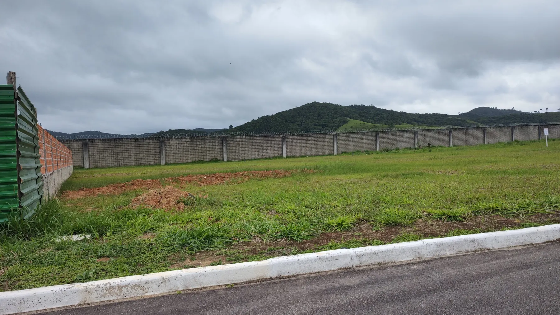 Terreno do lote 8 da quadra I no Condomínio Caledônia, em Camboriú